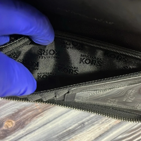 MICHAEL KORS WRISTLET ZIPPY WALLET. - Picture 13 of 16
